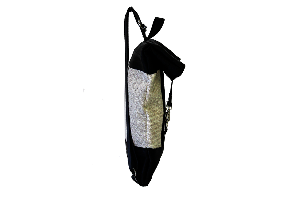 Zaino in Canvas beige e cinture di sicurezza nere con pannello solare visto di lato