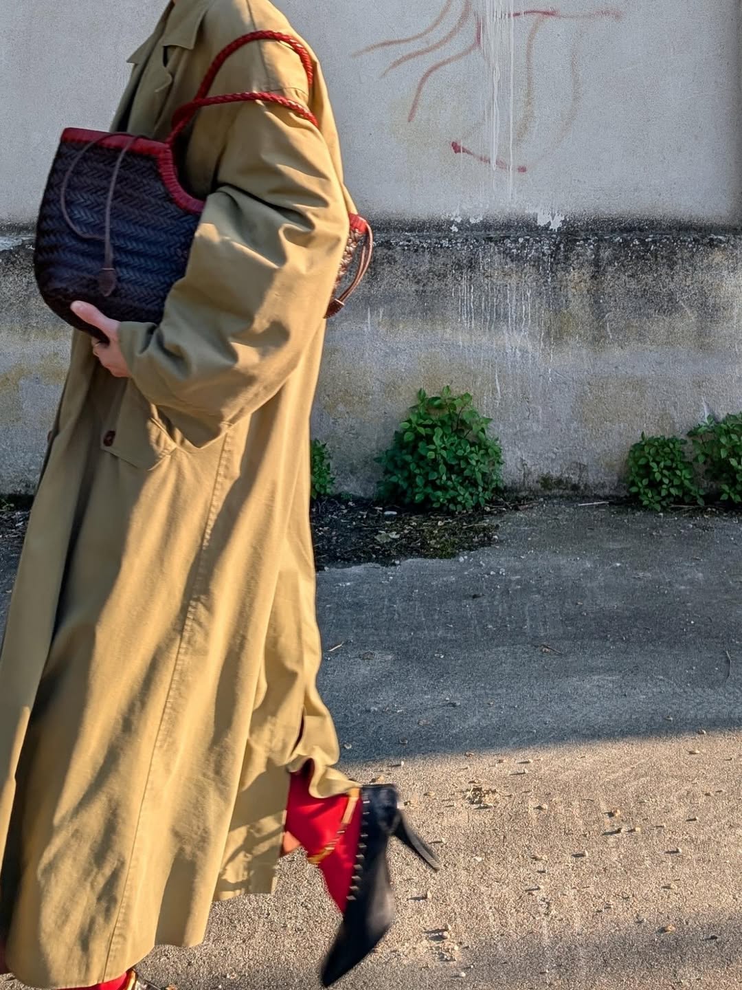 Carmel SOOK - Borsa in pelle intrecciata a mano - rosso rétro e caffè