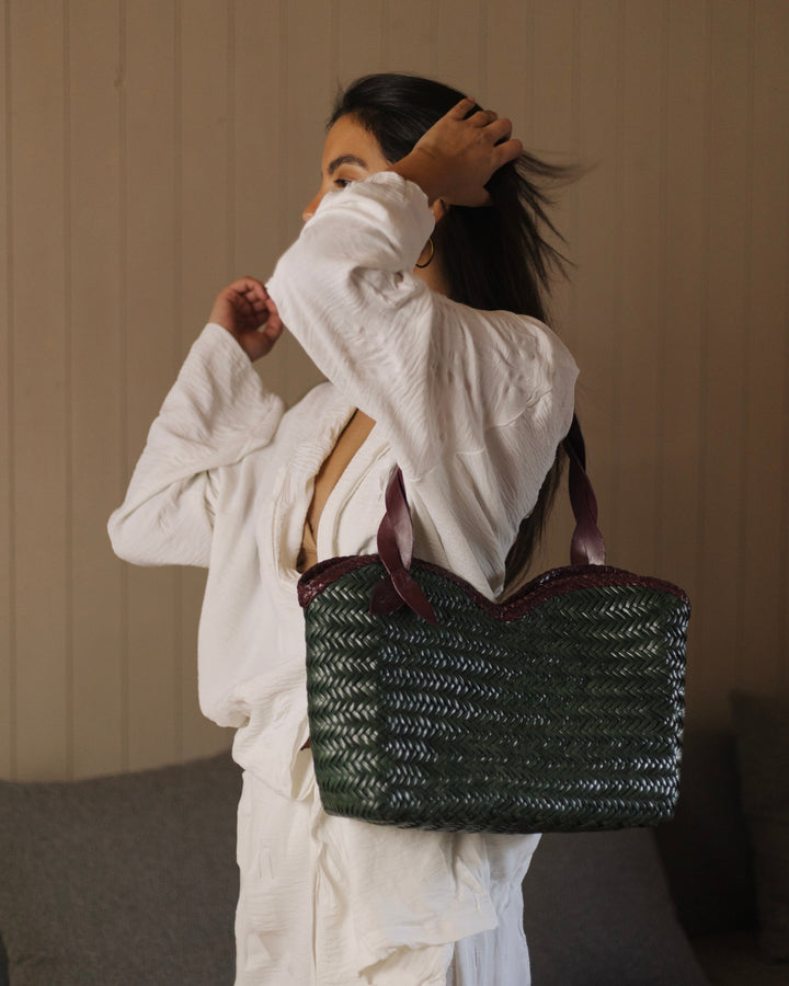 Léafa SOOK - Borsa a spalla in pelle conciata al vegetale - bordeaux e verde