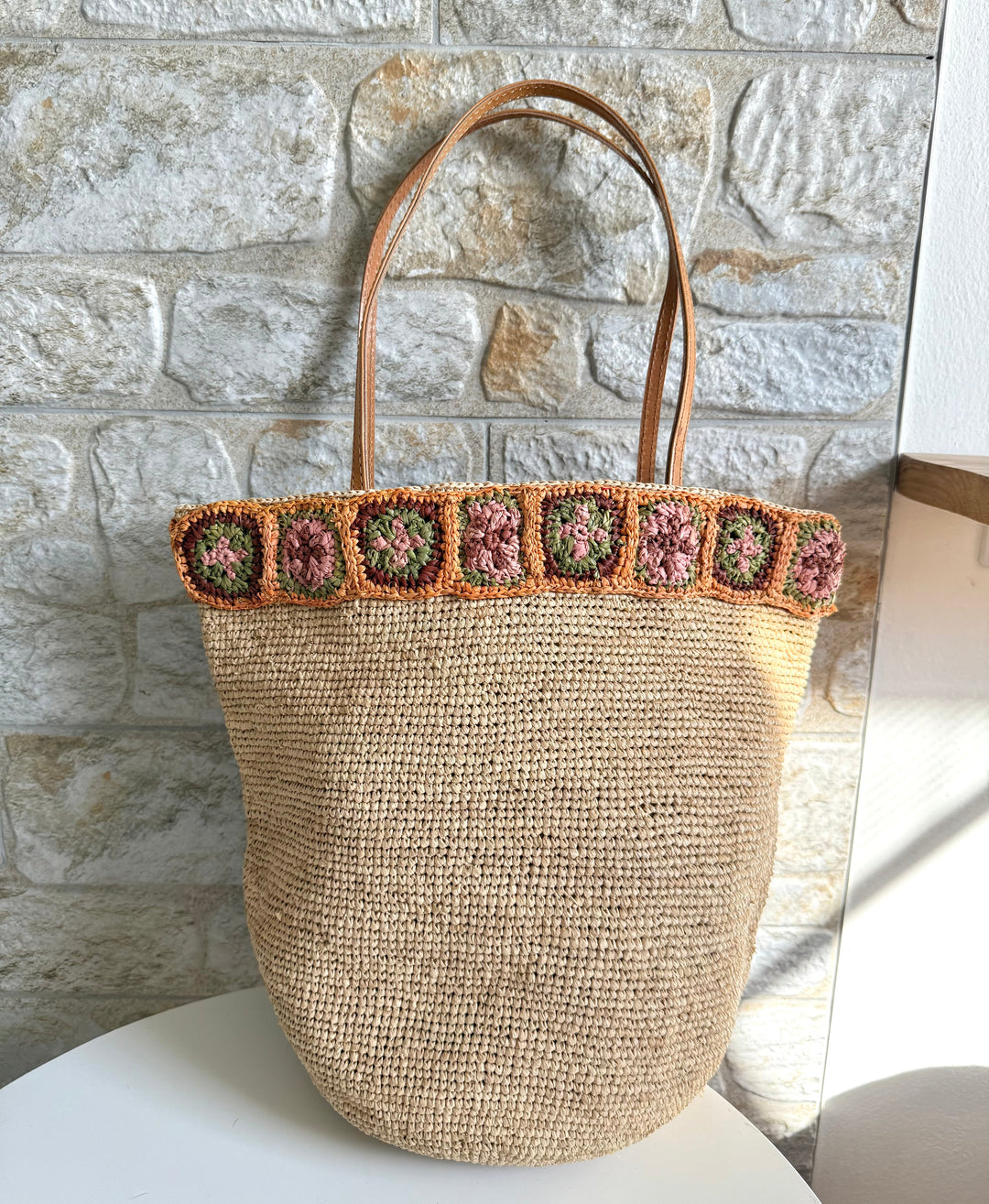 Flora SOOK - Borsa in rafia naturale fatta a mano con fiori ambra
