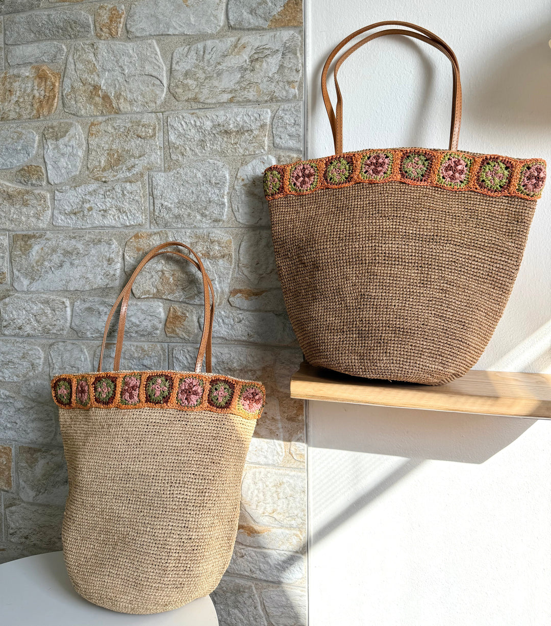 Flora SOOK - Borsa in rafia naturale fatta a mano con fiori ambra