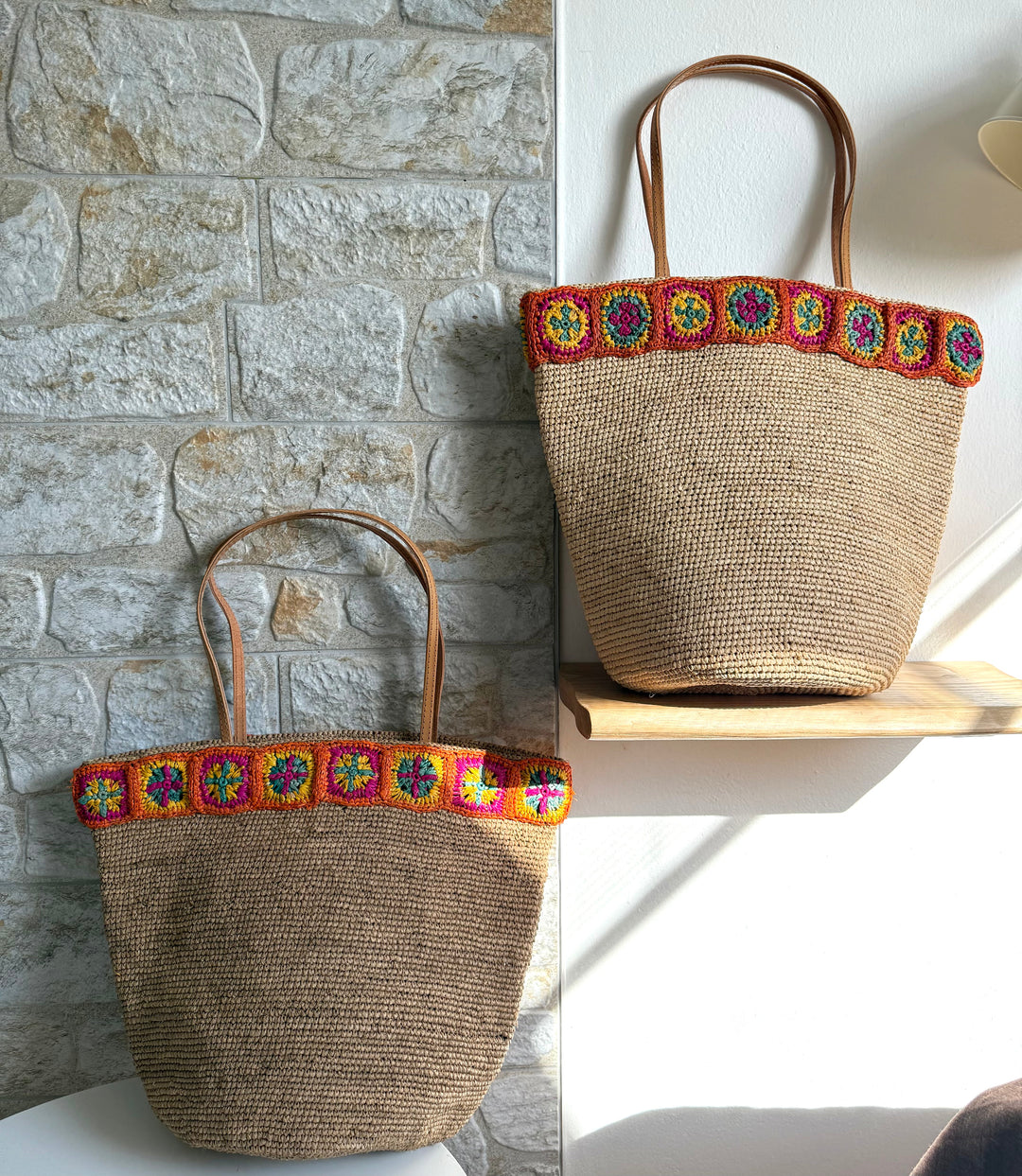 Flora SOOK - Borsa in rafia naturale fatta a mano con fiori arancioni