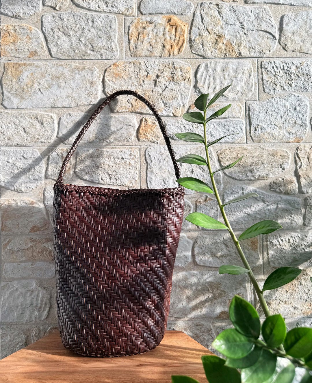 Esmée SOOK - Borsa a secchiello in pelle riciclata intrecciata - caffè