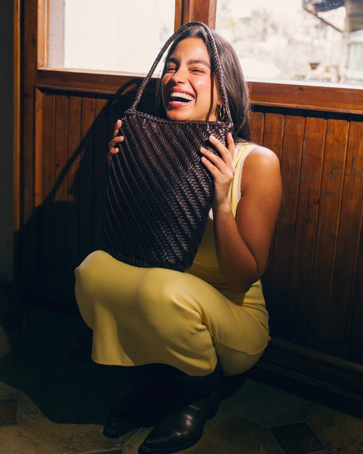 Esmée SOOK - Borsa a secchiello in pelle riciclata intrecciata - caffè