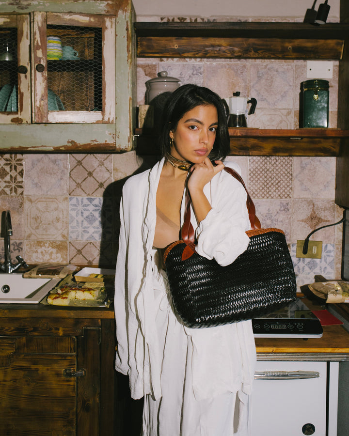 Léafa SOOK - Borsa a spalla in pelle conciata al vegetale - marrone e nero