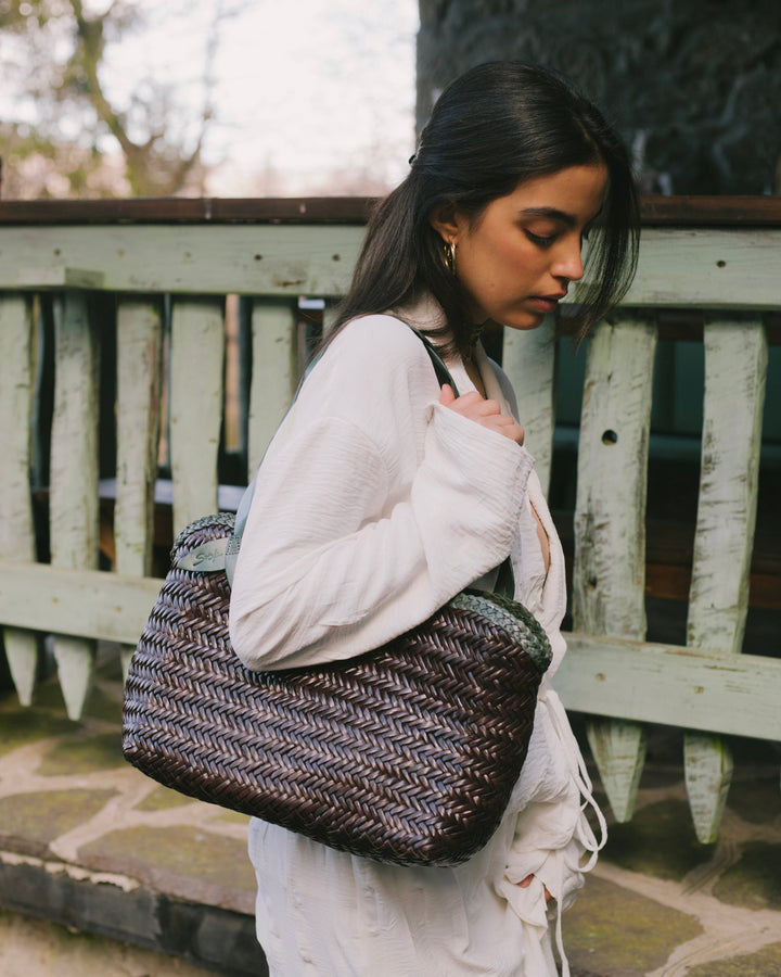 Léafa SOOK - Borsa a spalla in pelle conciata al vegetale - verde e caffè