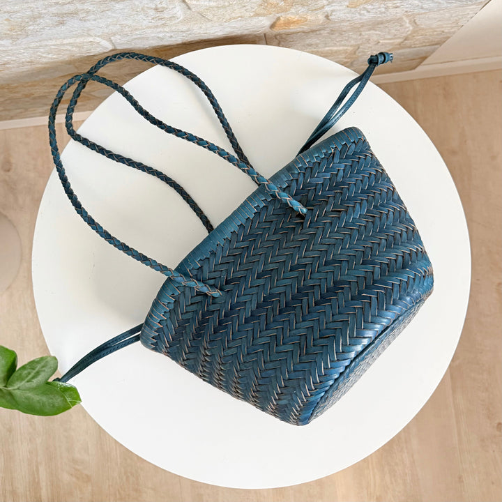 Carmel SOOK - Borsa a secchiello in pelle intrecciata a mano - blu