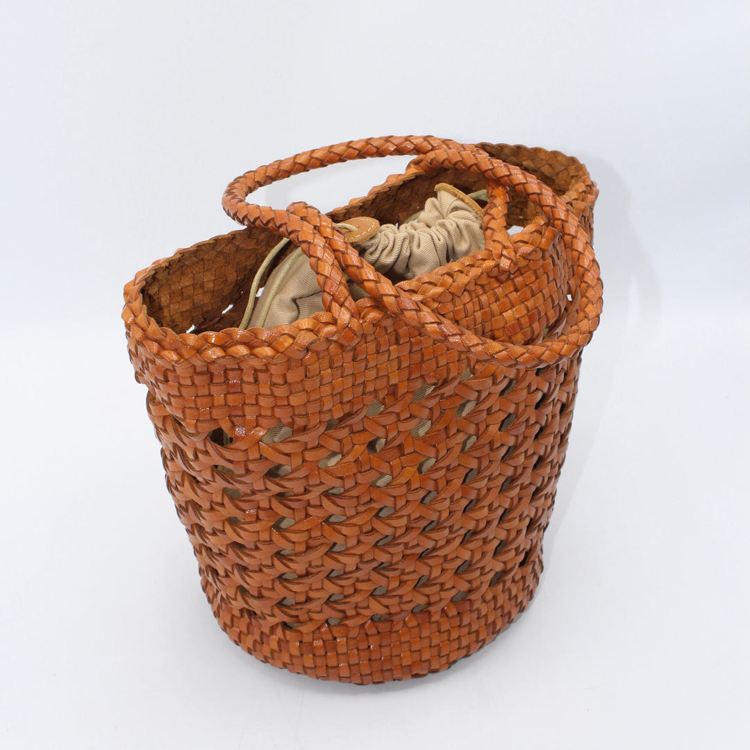 Ivy SOOK - Borsa a cestino in pelle intrecciata a mano - caramello