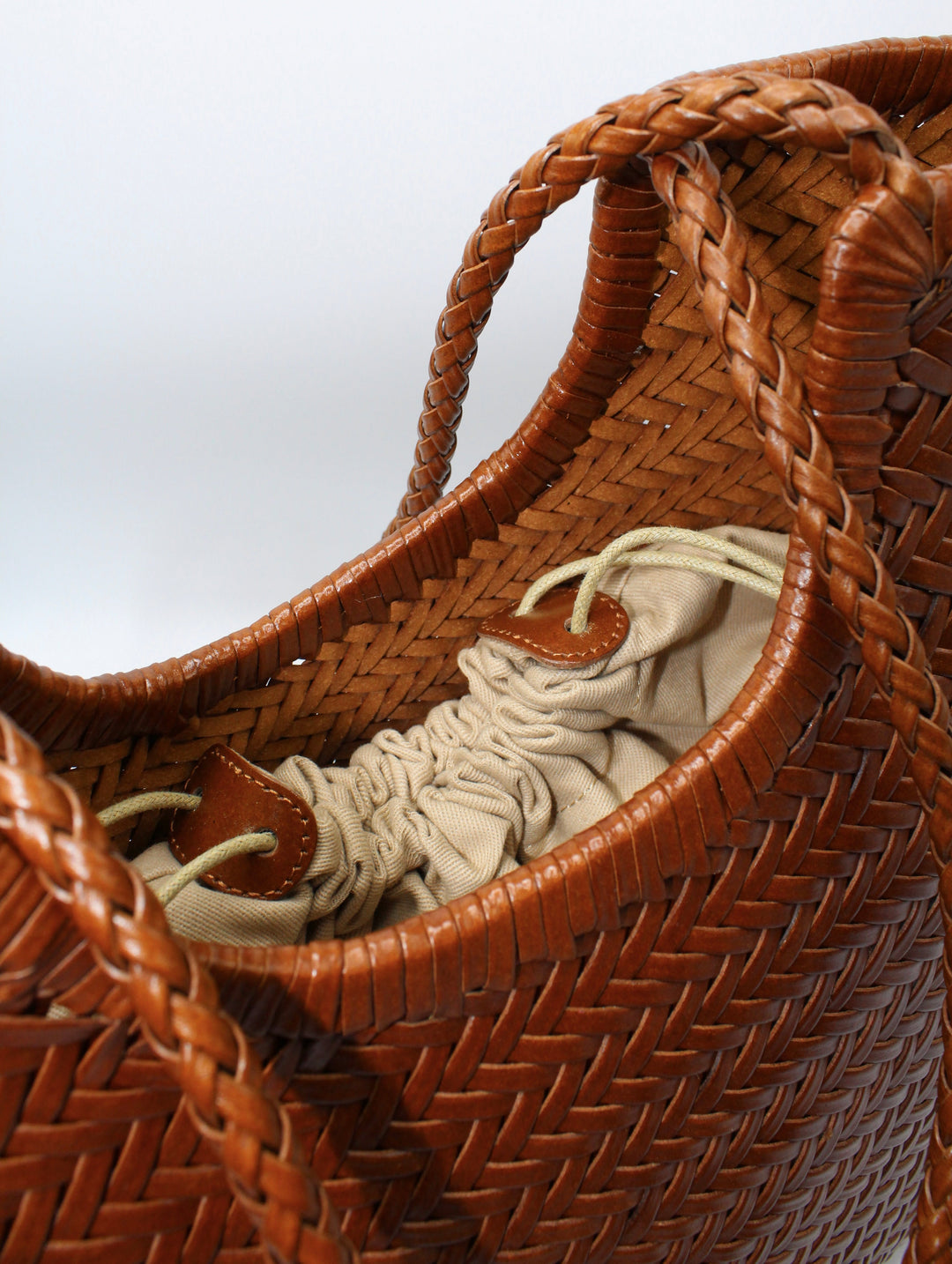 Liv SOOK - Borsa in pelle intrecciata a mano - caramello