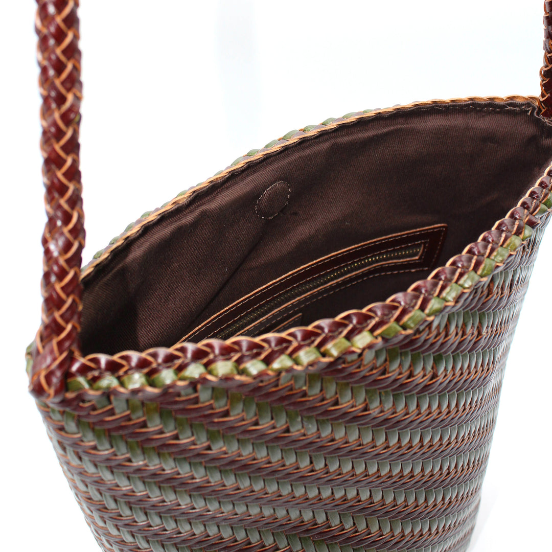 Esmée SOOK - Borsa a secchiello in pelle riciclata intrecciata - caffè e verde