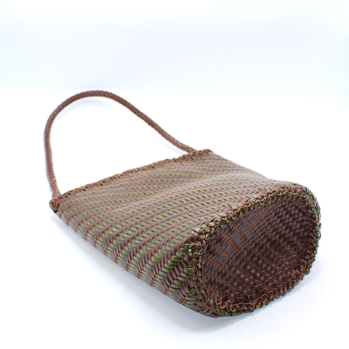 Esmée SOOK - Borsa a secchiello in pelle riciclata intrecciata - caffè e verde