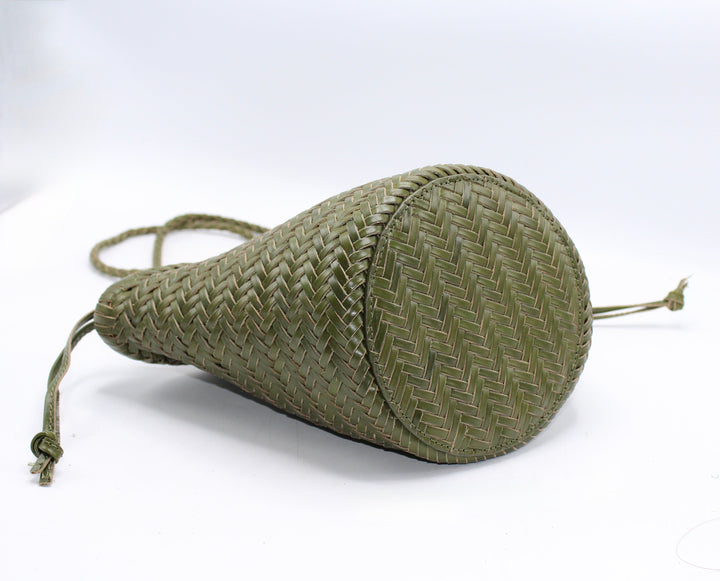 Carmel SOOK - Borsa a secchiello in pelle intrecciata a mano - verde oliva