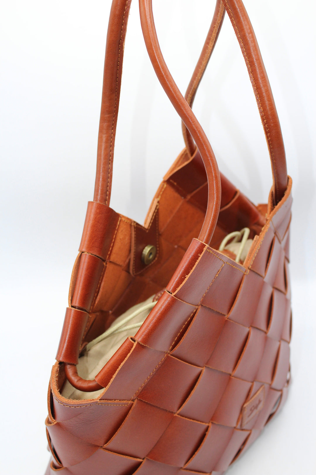 Beth SOOK - Borsa in pelle intrecciata a mano con taglio a V - caramello