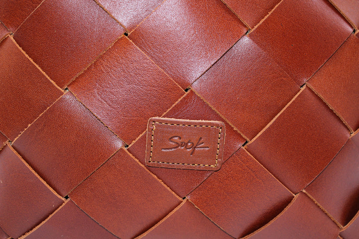 Beth SOOK - Borsa in pelle intrecciata a mano con taglio a V - caramello