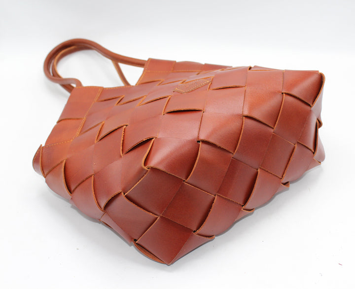Beth SOOK - Borsa in pelle intrecciata a mano con taglio a V - caramello
