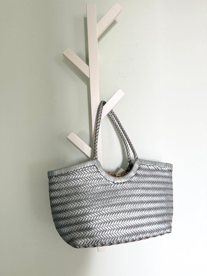 Tally SOOK - Borsa intrecciata a mano con finitura metallizzata - argento