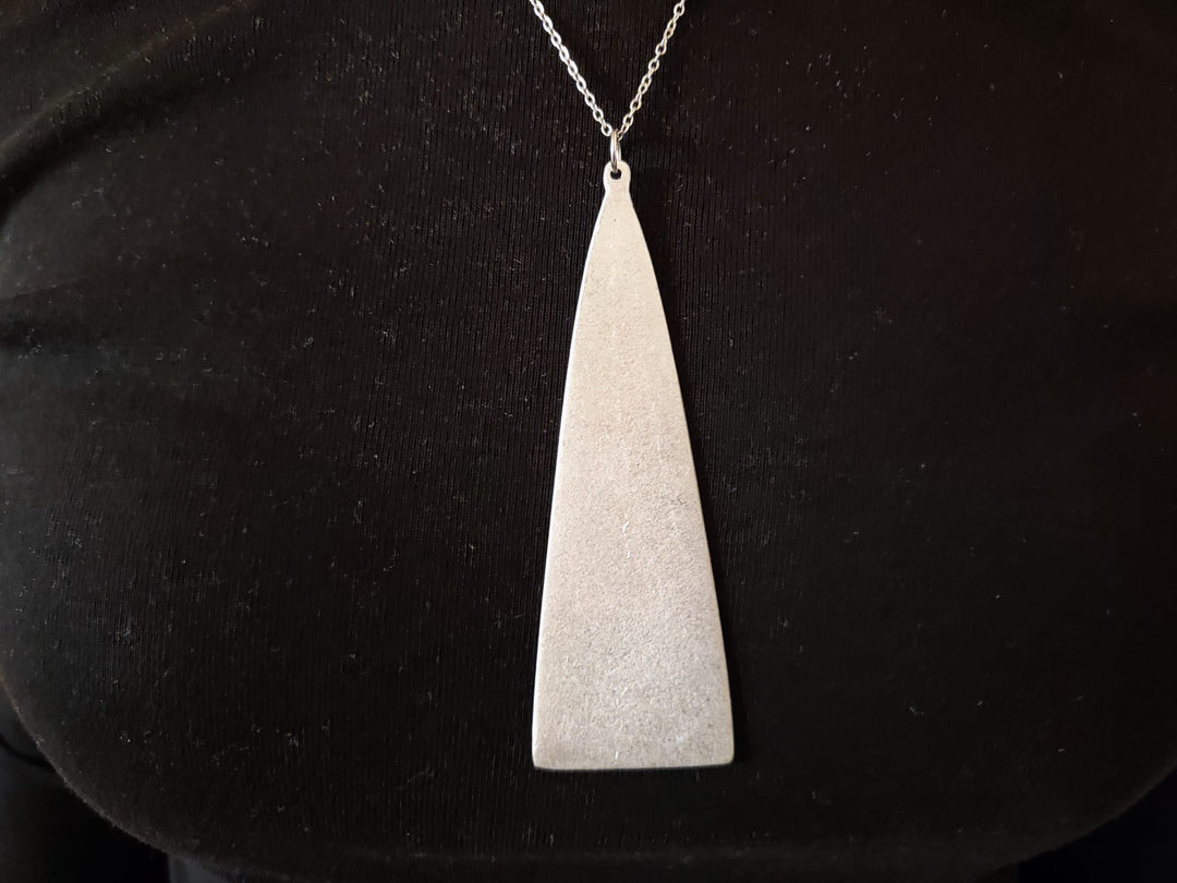Collana Triangolo in Alluminio Riciclato | Fatto a Mano in Laos – No War Factory