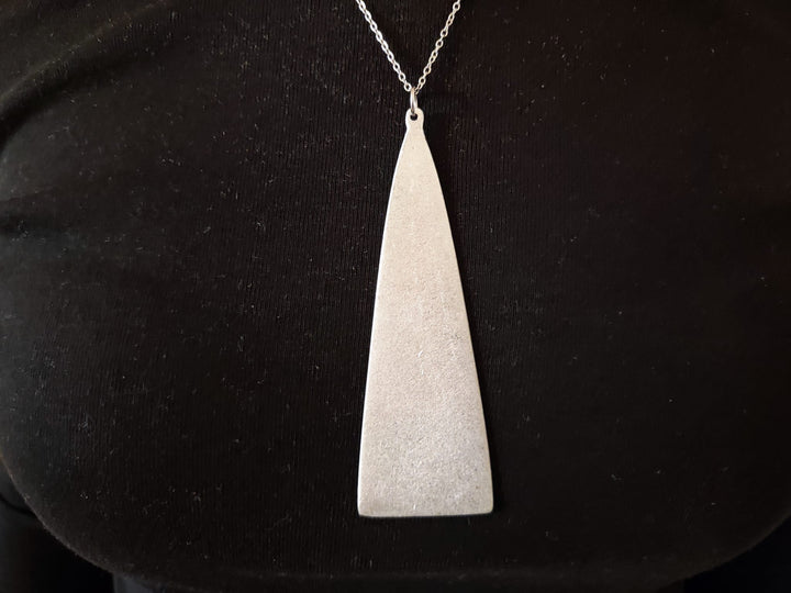 Collana Triangolo in Alluminio Riciclato | Fatto a Mano in Laos – No War Factory