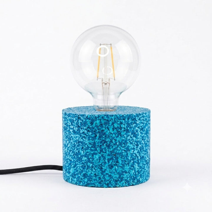 Lampada da tavolo in gomma riciclata da pneumatici