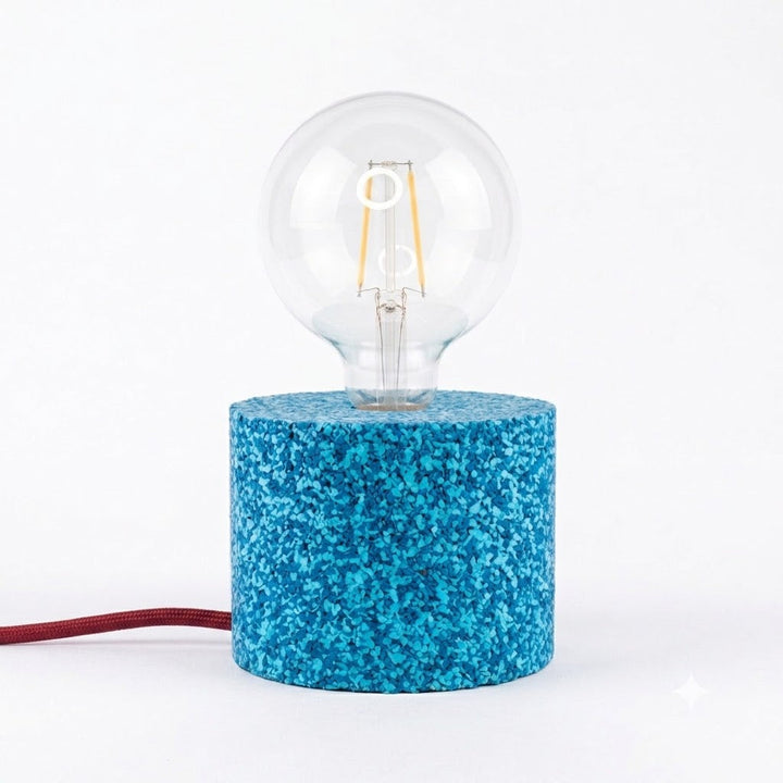 Lampada da tavolo in gomma riciclata da pneumatici