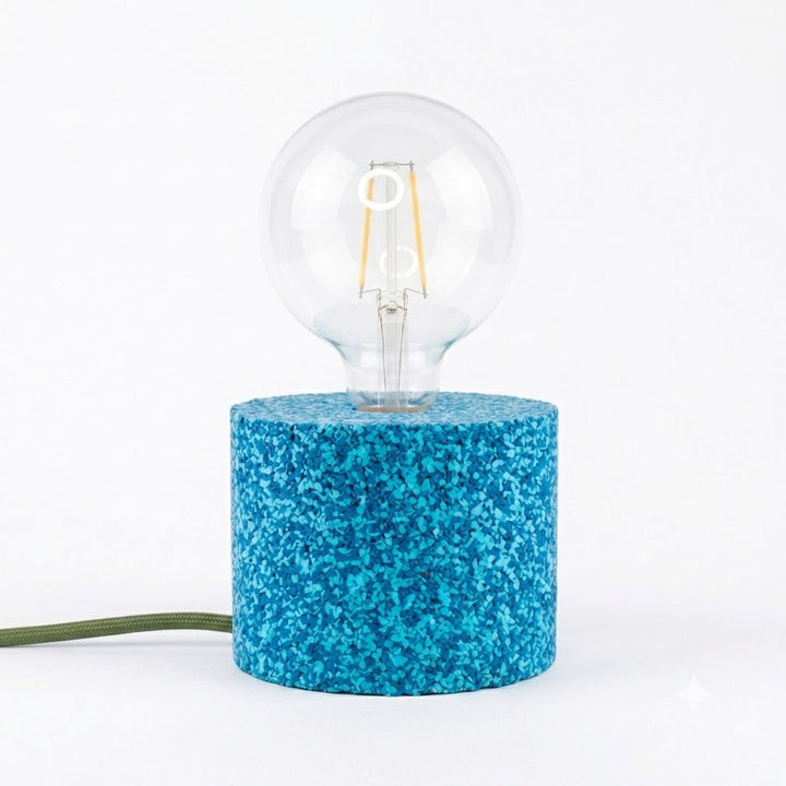Lampada da tavolo in gomma riciclata da pneumatici