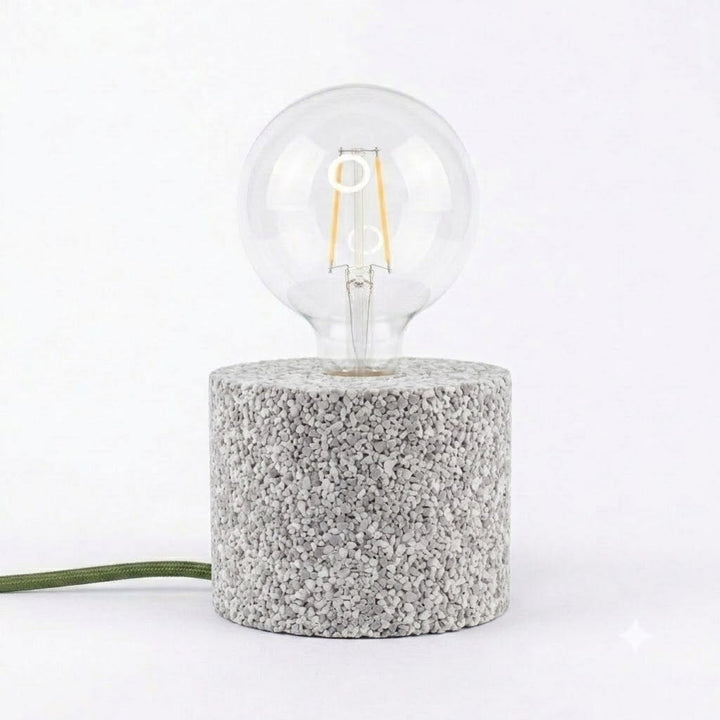 Lampada da tavolo in gomma riciclata da pneumatici