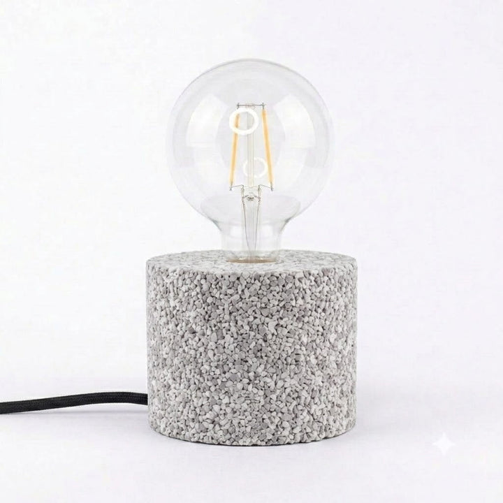 Lampada da tavolo in gomma riciclata da pneumatici