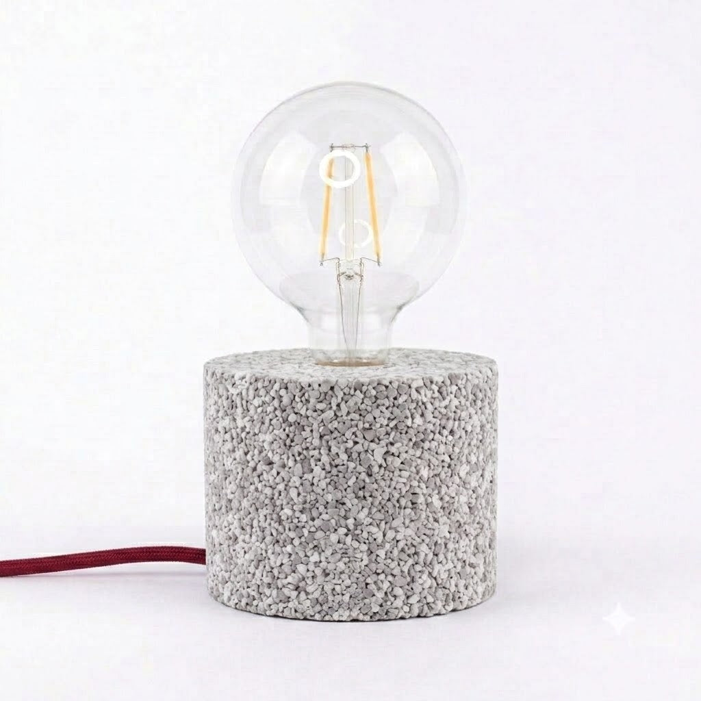 Lampada da tavolo in gomma riciclata da pneumatici