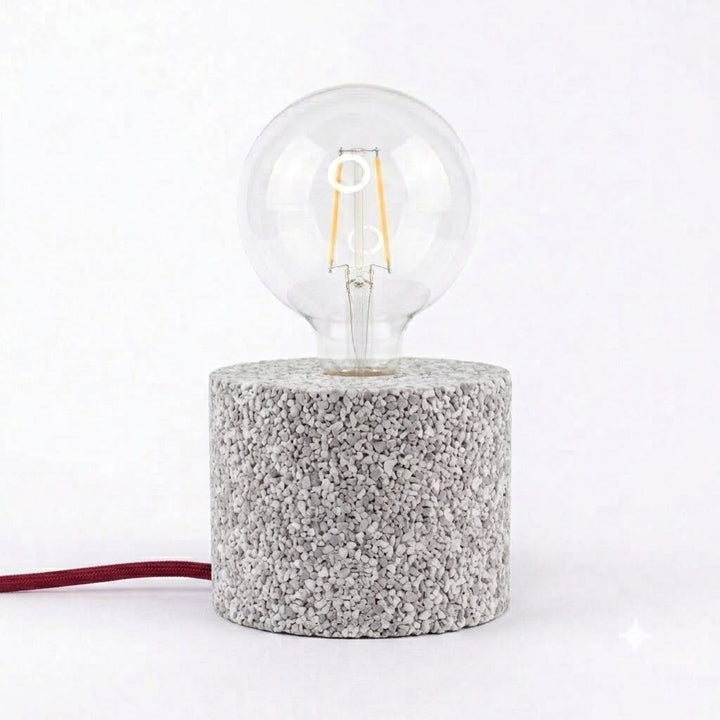 Lampada da tavolo in gomma riciclata da pneumatici