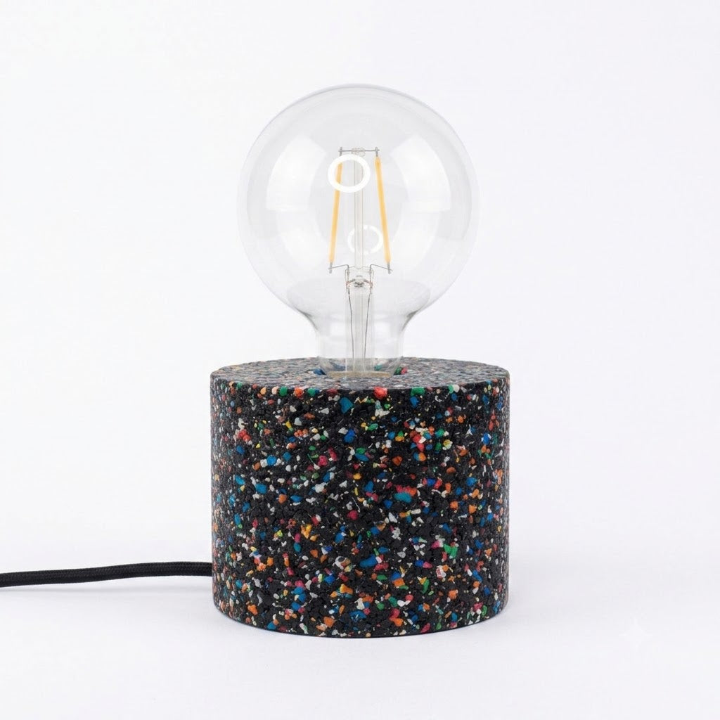Lampada da tavolo in gomma riciclata da pneumatici