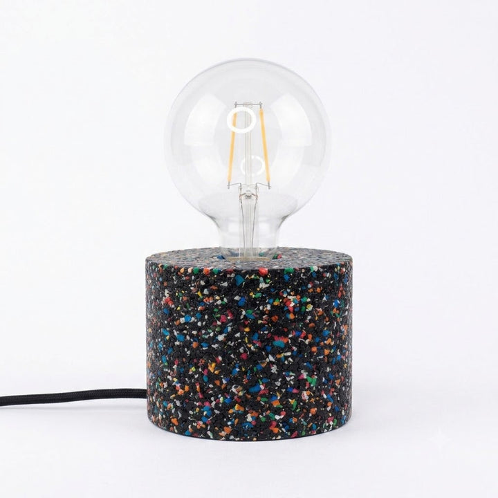 Lampada da tavolo in gomma riciclata da pneumatici