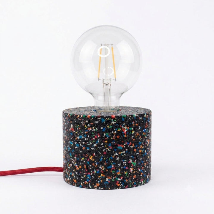 Lampada da tavolo in gomma riciclata da pneumatici