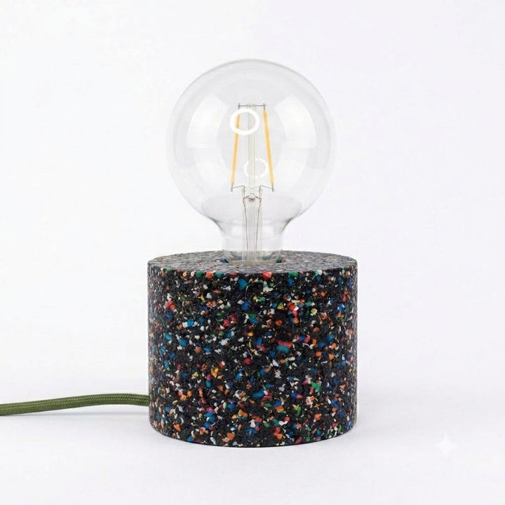 Lampada da tavolo in gomma riciclata da pneumatici