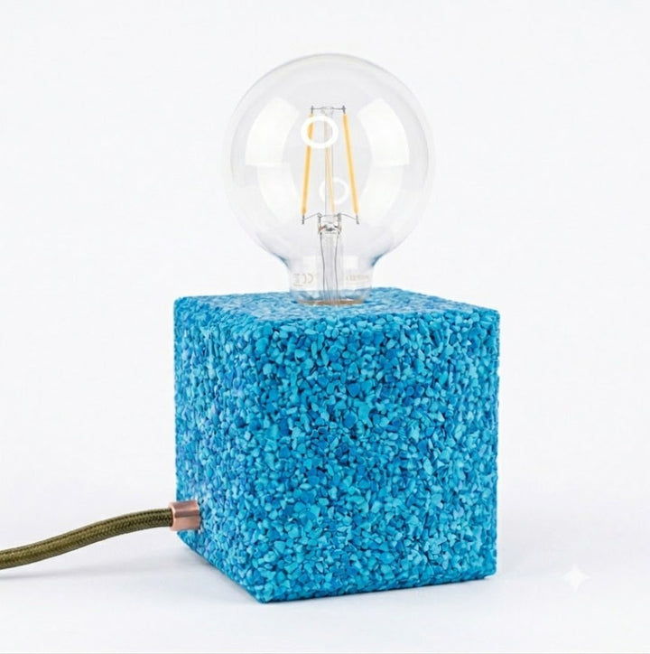 Lampada da tavolo in gomma riciclata da pneumatici
