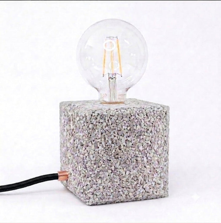 Lampada da tavolo in gomma riciclata da pneumatici