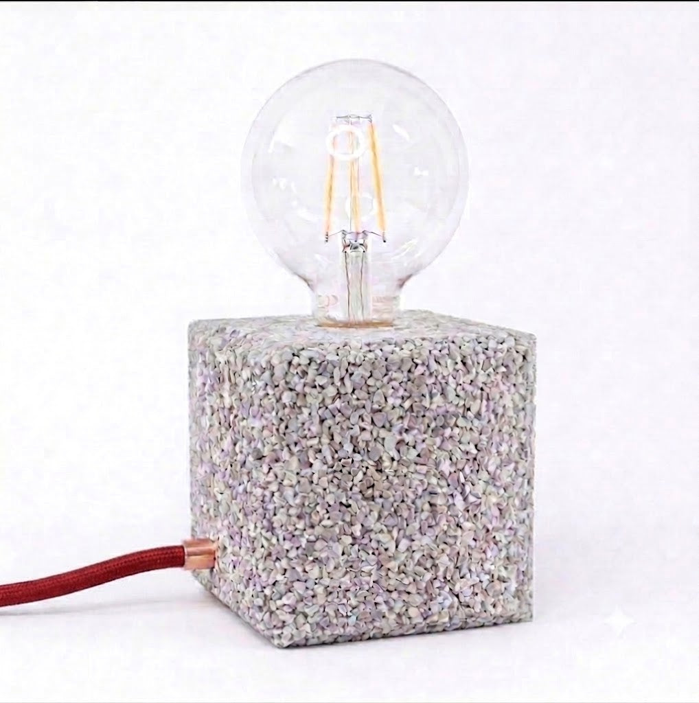 Lampada da tavolo in gomma riciclata da pneumatici