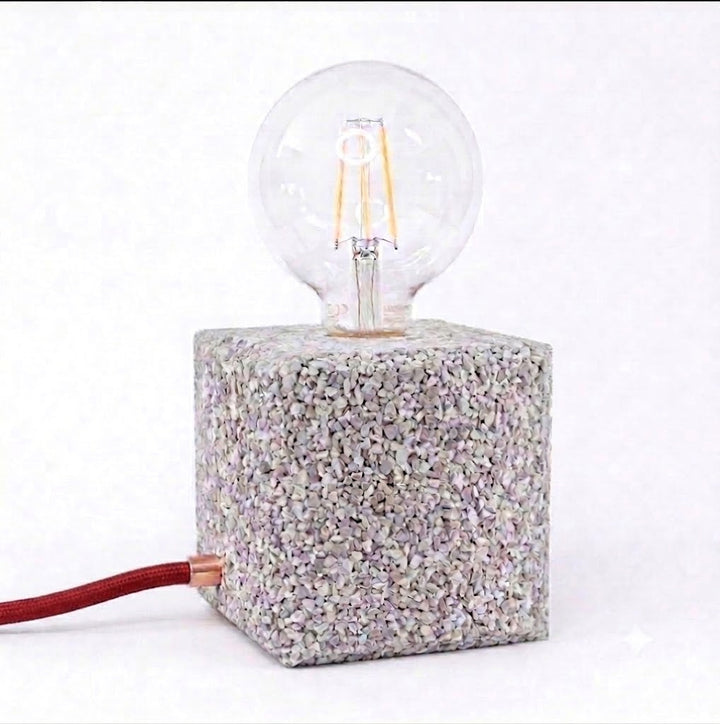 Lampada da tavolo in gomma riciclata da pneumatici