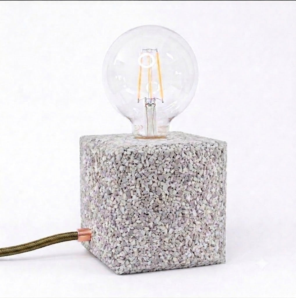 Lampada da tavolo in gomma riciclata da pneumatici