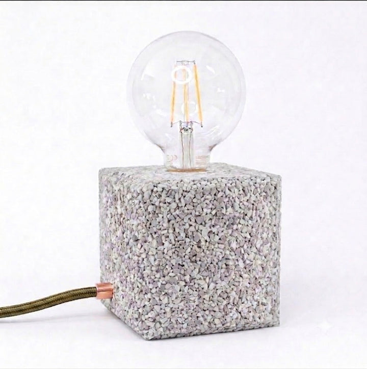 Lampada da tavolo in gomma riciclata da pneumatici