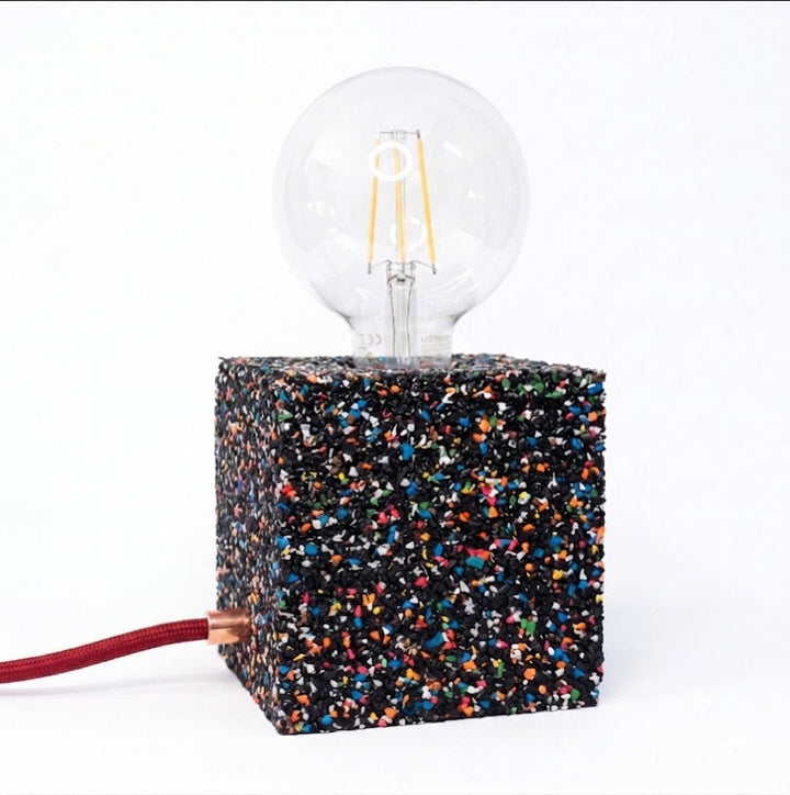 Lampada da tavolo in gomma riciclata da pneumatici