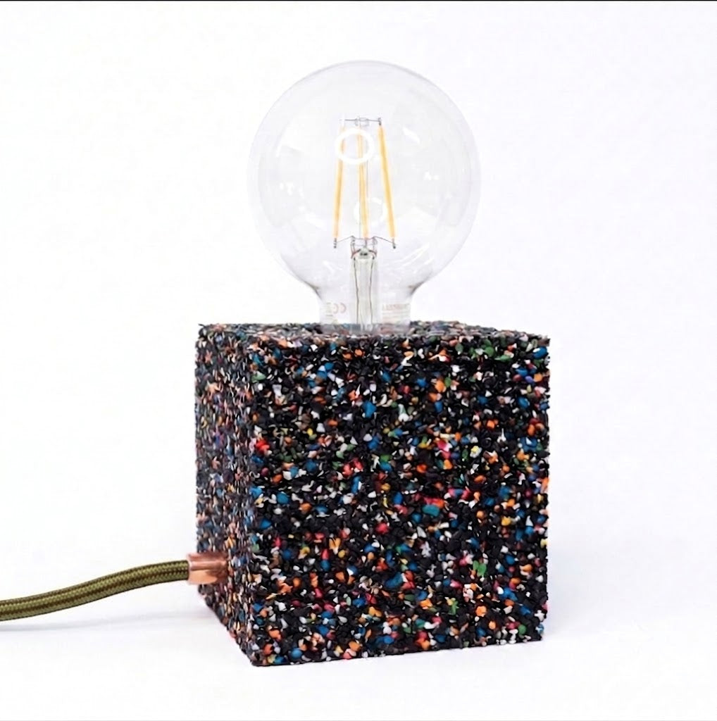 Lampada da tavolo in gomma riciclata da pneumatici