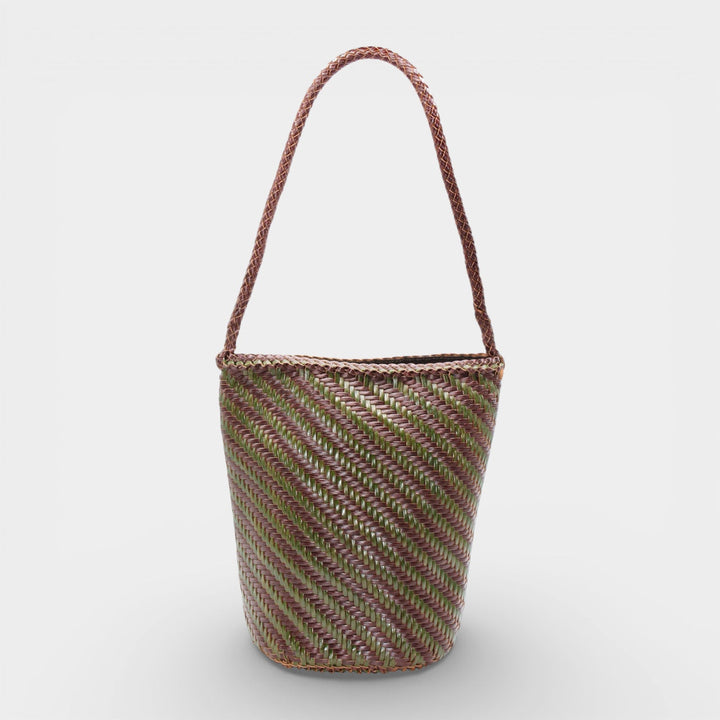 Esmée SOOK - Borsa a secchiello in pelle riciclata intrecciata - caffè e verde