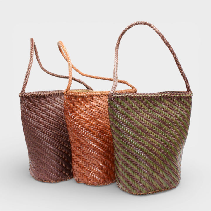 Esmée SOOK - Borsa a secchiello in pelle riciclata intrecciata - caramello