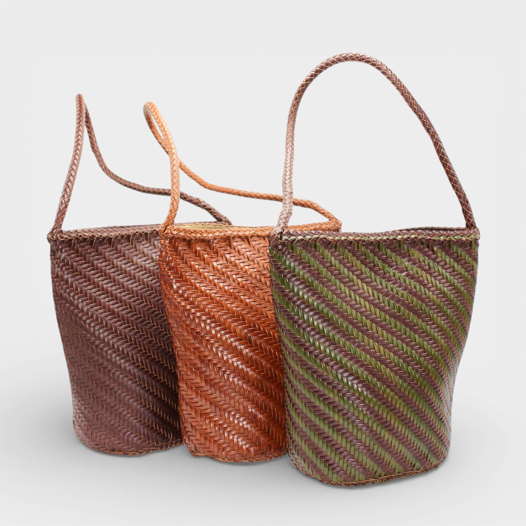 Esmée SOOK - Borsa a secchiello in pelle riciclata intrecciata - caffè e verde