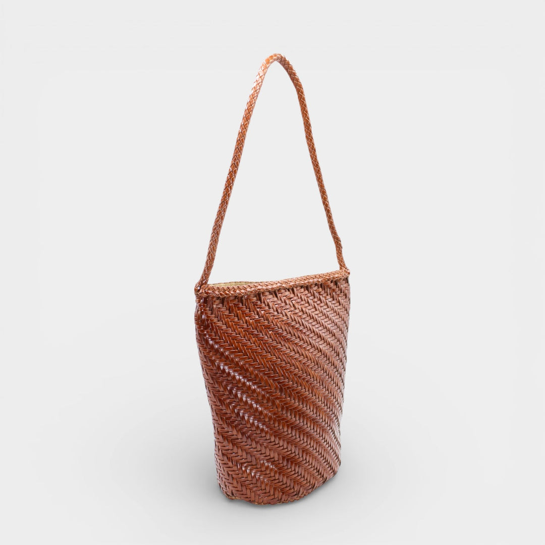 Esmée SOOK - Borsa a secchiello in pelle riciclata intrecciata - caramello