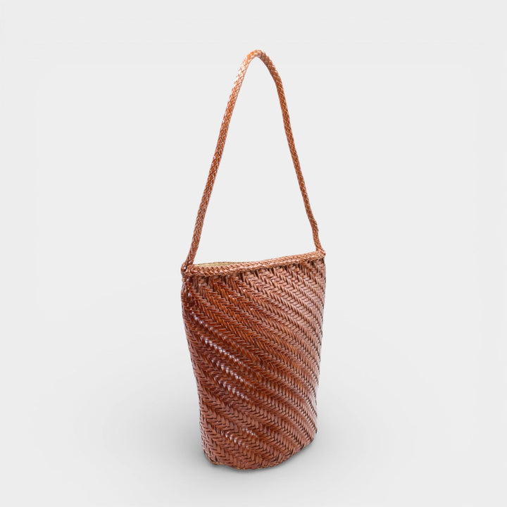 Esmée SOOK - Borsa a secchiello in pelle riciclata intrecciata - caramello