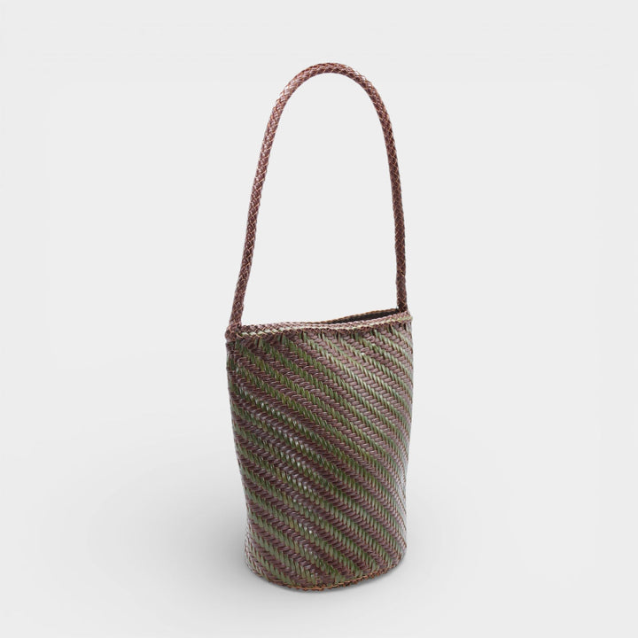 Esmée SOOK - Borsa a secchiello in pelle riciclata intrecciata - caffè e verde