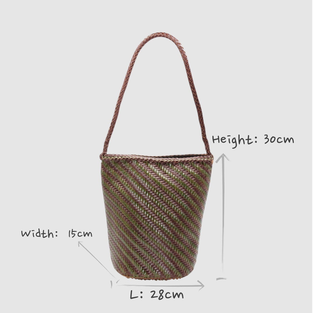 Esmée SOOK - Borsa a secchiello in pelle riciclata intrecciata - caffè e verde