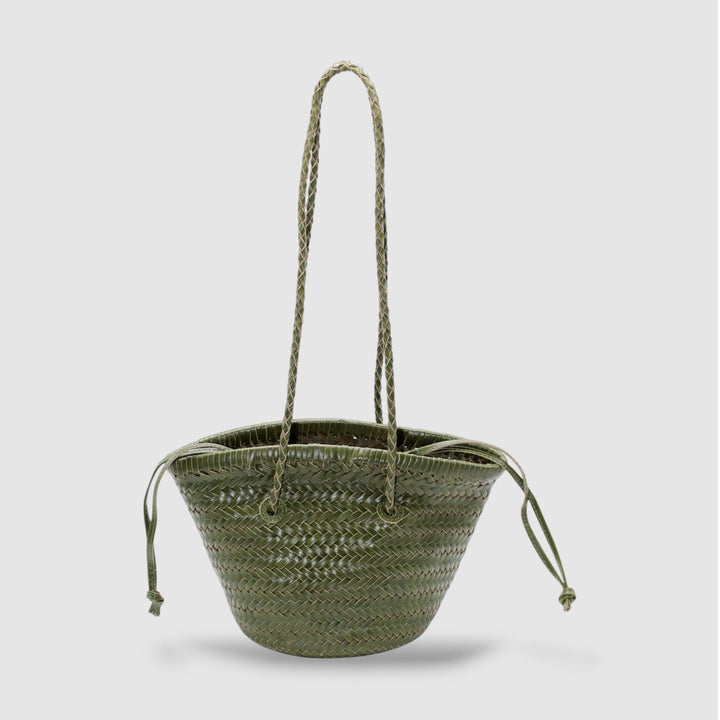 Carmel SOOK - Borsa a secchiello in pelle intrecciata a mano - verde oliva