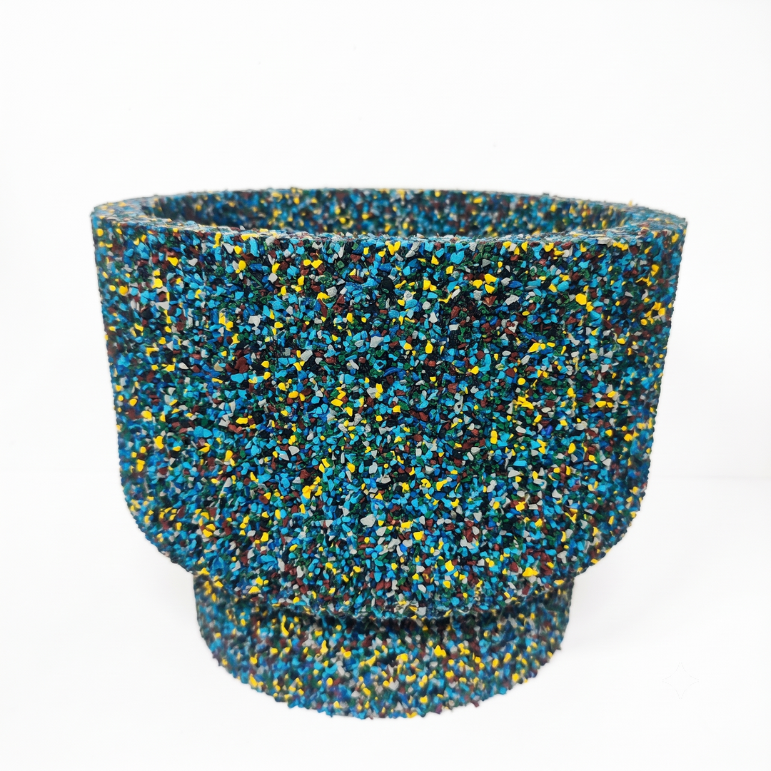 Vaso tondo con base rialzata in gomma riciclata da pneumatici